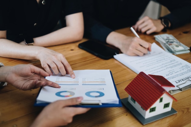 Le jeune couple décide avant de signer le contrat d'accord et le prix tandis que le courtier offre un prix exclusif Concept immobilier