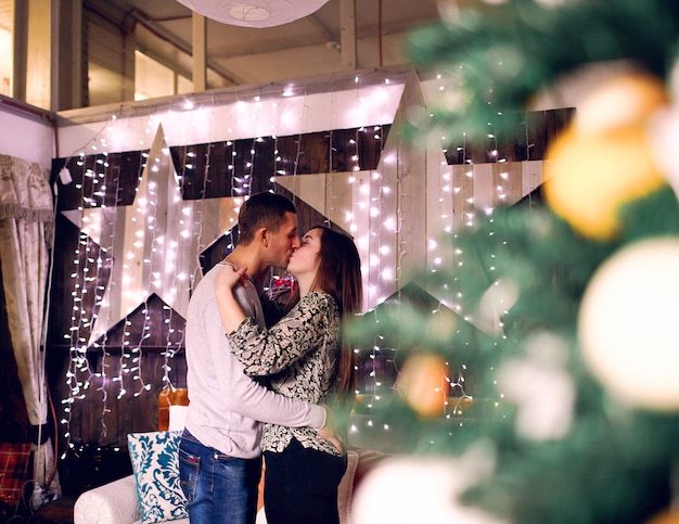 Jeune couple et décor de Noël