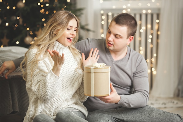 jeune couple avec décoration de noël