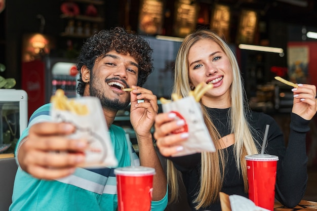 Photo un jeune couple déjeune dans un café.