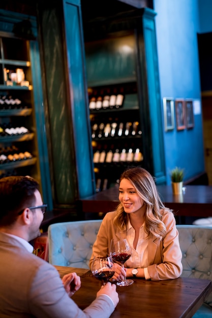 Jeune couple, déjeuner, dans, a, restaurant