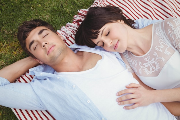 Jeune couple, délassant, couverture, jardin