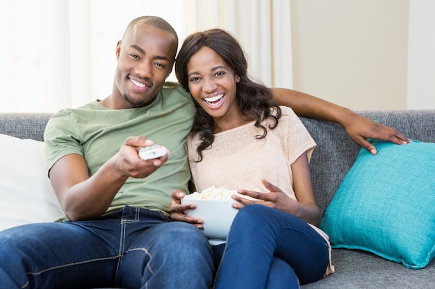 Jeune couple, délassant, sur, les, sofa