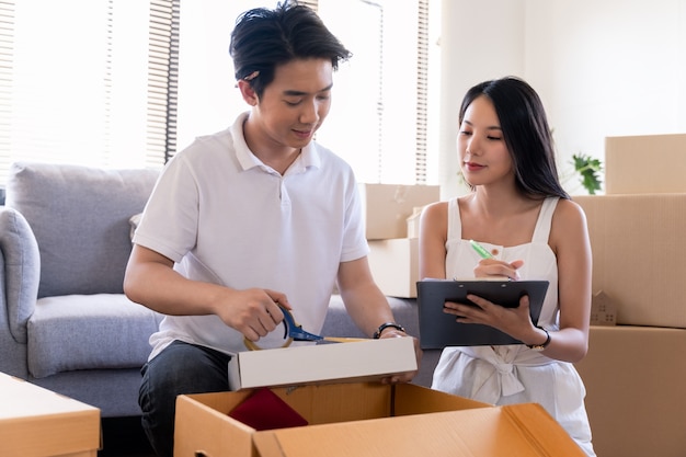 Jeune couple déménageant dans une nouvelle maison