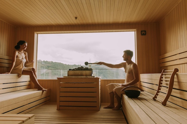 Jeune couple de détente dans le sauna