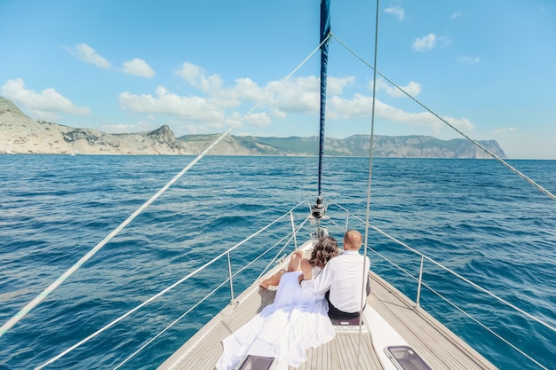 Jeune couple de détente sur un yacht