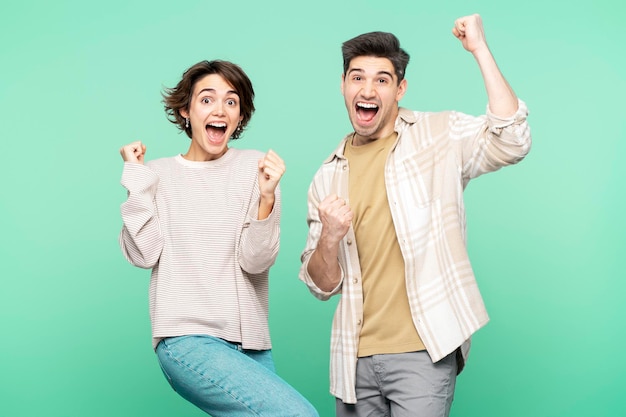 Photo jeune couple deux amis famille homme femme portent des vêtements décontractés regardant la caméra ensemble