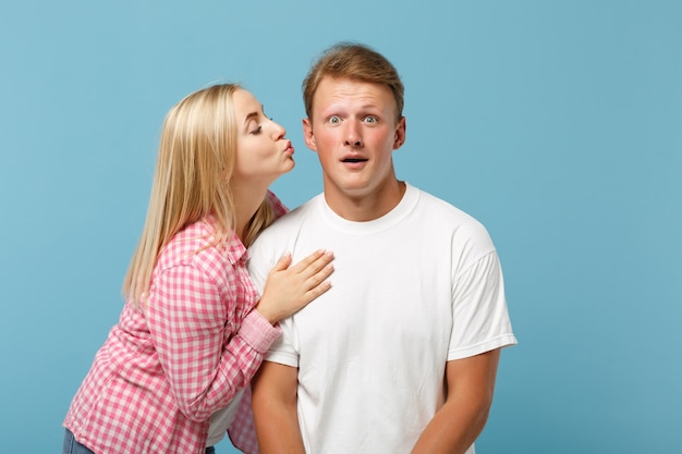 Jeune couple deux amis guy girl in white pink vide vide design t-shirts posing