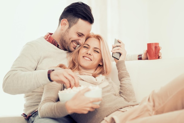 Jeune couple devant la télé