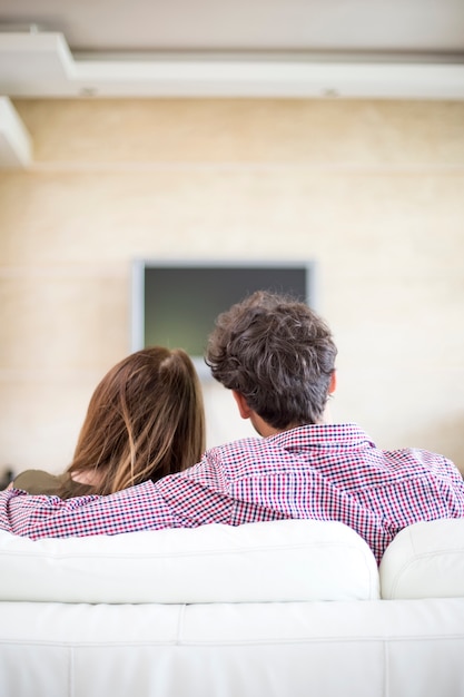 Jeune couple devant la télé