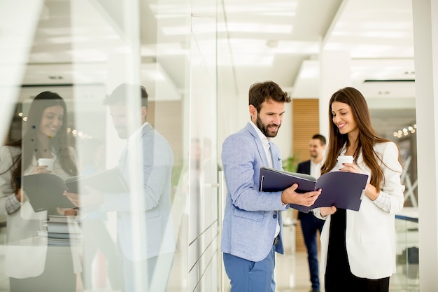 Jeune couple discutant d&#39;affaires dans le bureau moderne