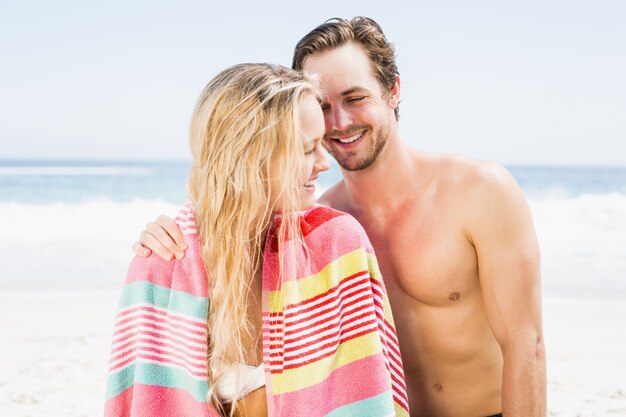 Jeune couple discutant sur la plage