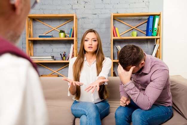 Jeune couple discutant avec un psychologue