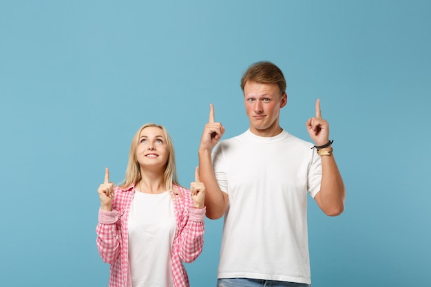 Jeune couple drôle deux amis gars fille en blanc rose vide vide design t-shirts posant