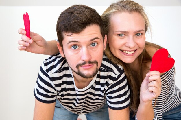 Photo un jeune couple drôle s'amuse le jour de la saint-valentin