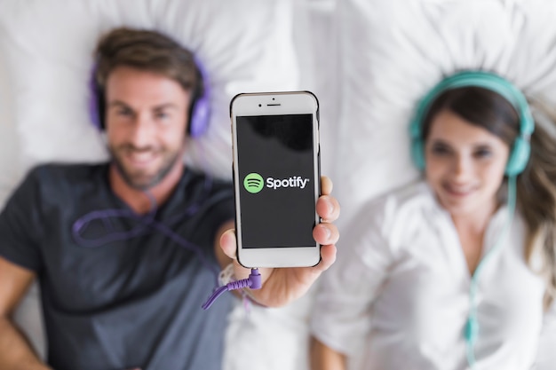 Jeune couple écoutant de la musique avec l&#39;application Spotify