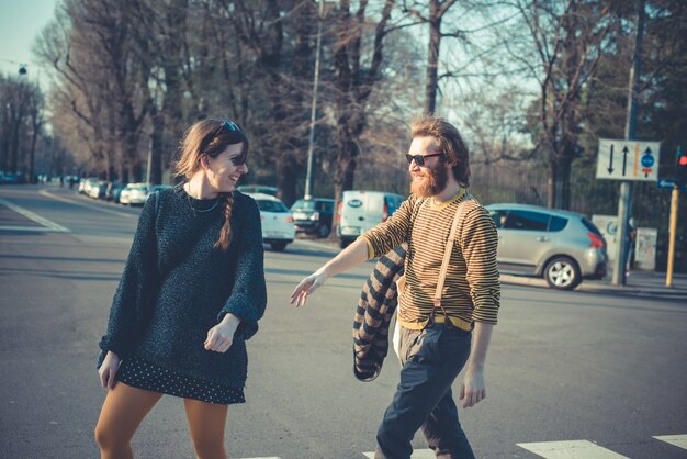 jeune couple élégant moderne urbain