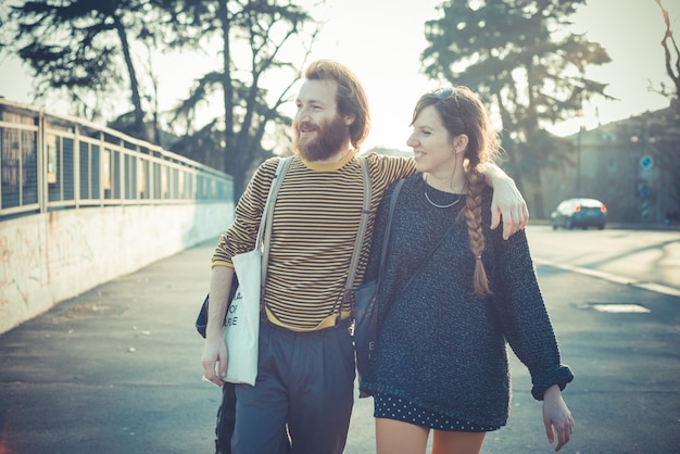 jeune couple élégant moderne urbain