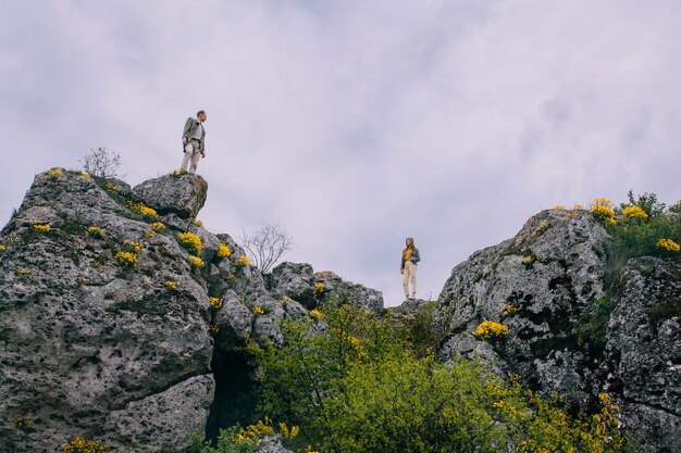 Jeune couple élégant se regardant sur les rochers