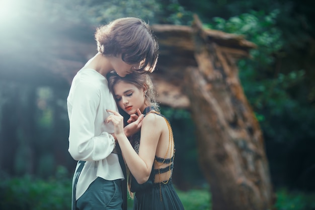 Photo jeune couple d'elfes amoureux en plein air