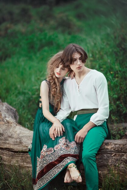 Photo jeune couple d'elfes amoureux en plein air