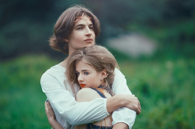 Photo jeune couple d'elfes amoureux en plein air