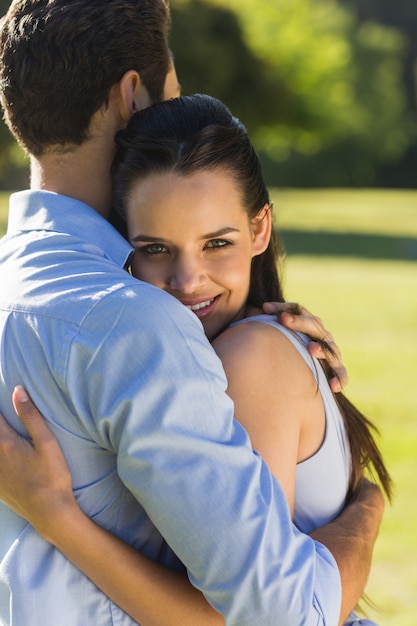 Jeune couple embrassant au parc