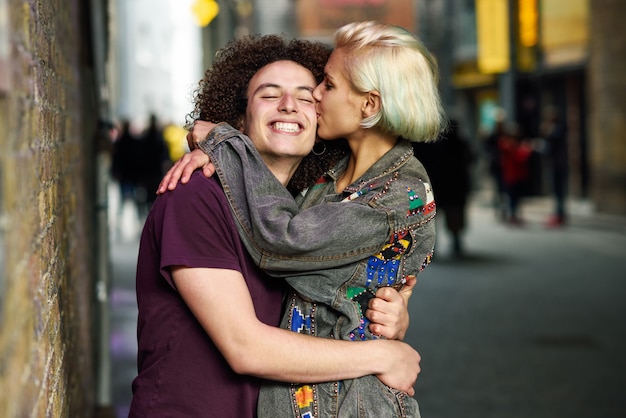 Jeune couple embrassant dans une rue typique de Londres.