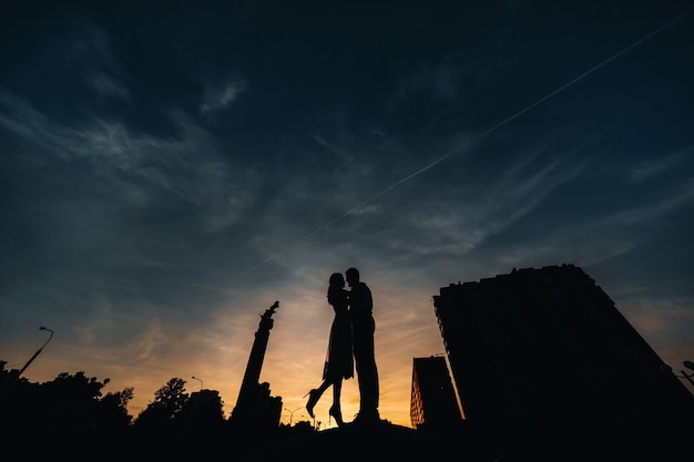 Un Jeune Couple Embrasse Dans La Ville à Un Beau Coucher De Soleil, Style Urbain.