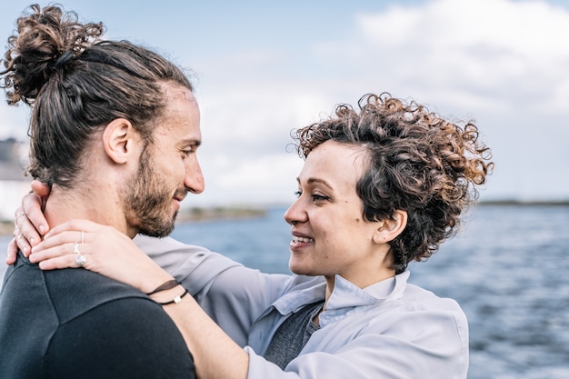 Jeune couple embrassé par la mer floue