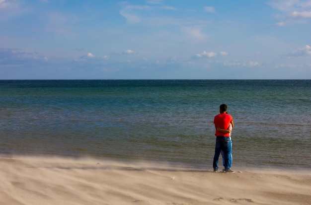 jeune couple, embrasser, sur, a, plage sablonneuse