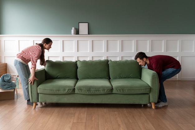 Photo jeune couple emménageant dans une nouvelle maison