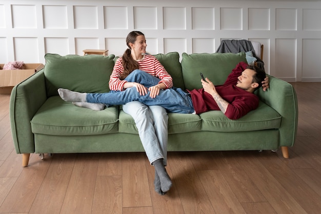 Photo jeune couple emménageant dans une nouvelle maison