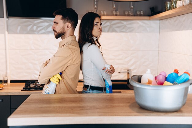 Jeune couple emménageant dans une nouvelle maison