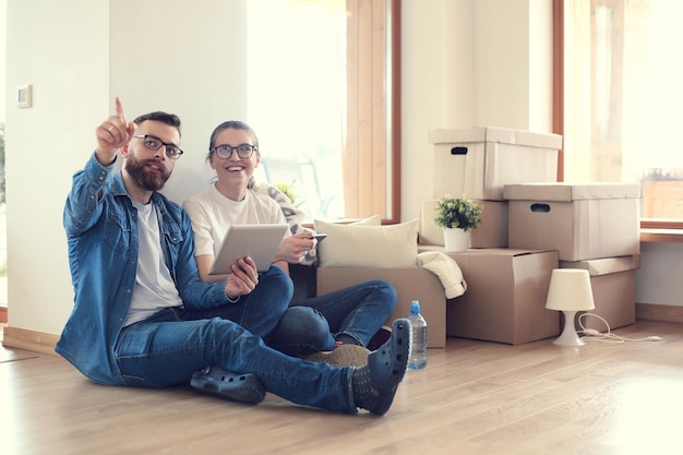 Jeune couple emménageant ensemble dans une nouvelle maison