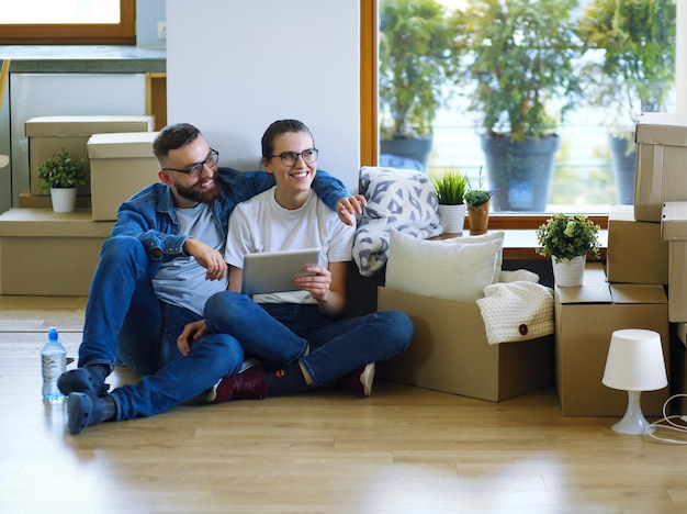 Jeune couple emménageant ensemble dans une nouvelle maison