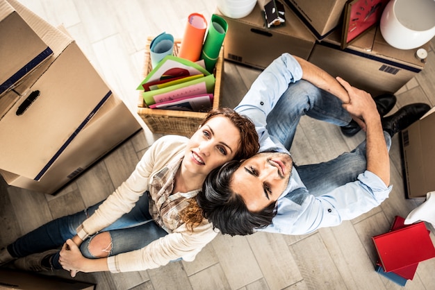 Jeune couple, emménager, dans, nouvel appartement