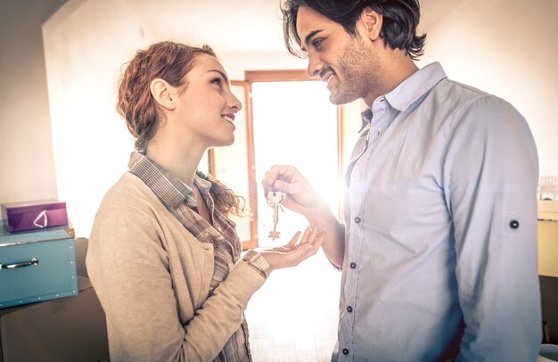 Jeune couple, emménager, dans, nouvel appartement