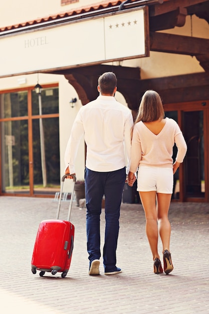 jeune couple entrant dans l'hôtel