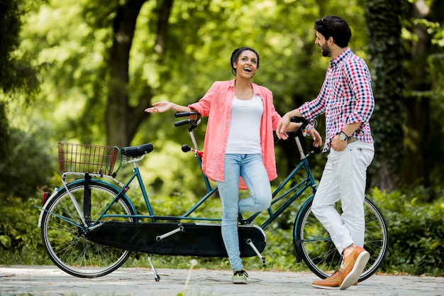 Jeune couple, équitation, tandem, vélo