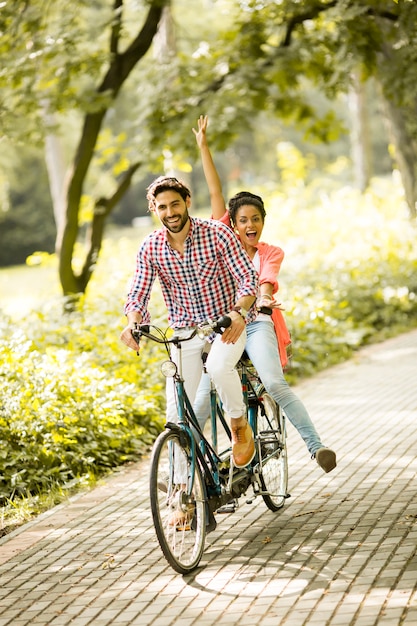 Jeune couple, équitation, vélo