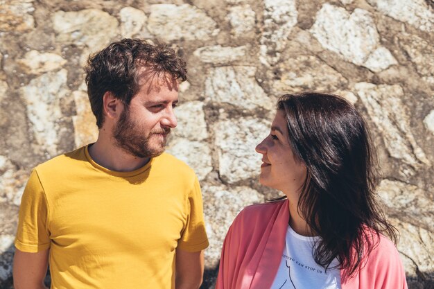 Jeune couple espagnol se regardant avec amour par une journée ensoleillée à l'extérieur