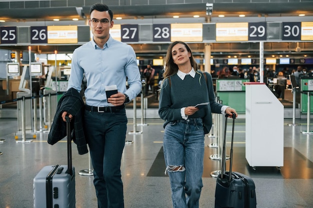 Un jeune couple est à l'aéroport ensemble