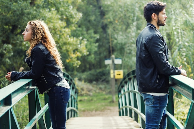 Un jeune couple est en conflit dans le parc.