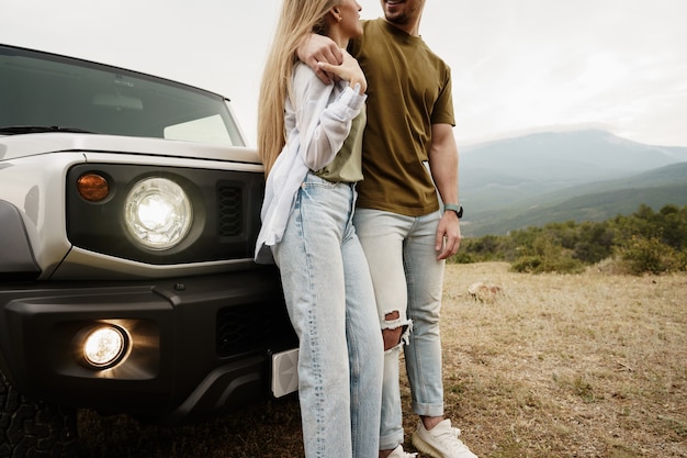 Le jeune couple est en voyage romantique à la montagne en voiture