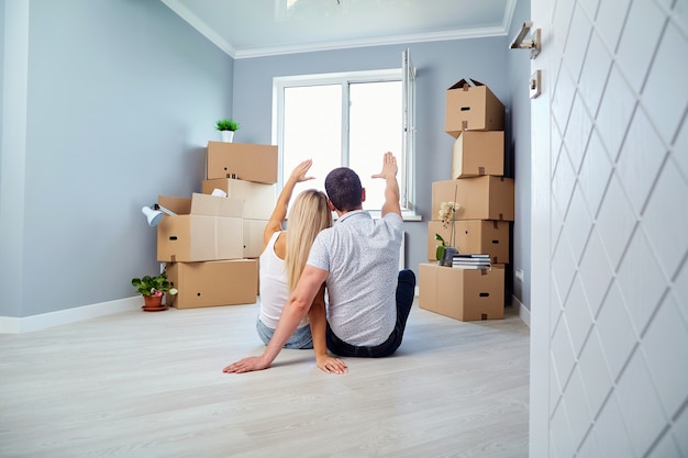 Photo jeune couple à l'étage dans une nouvelle maison