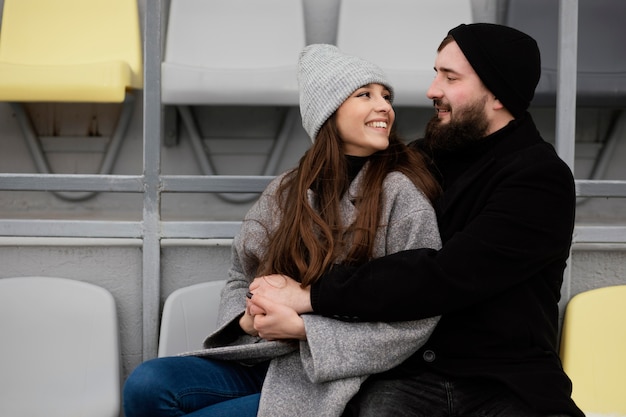 Photo jeune couple, étreindre, banc