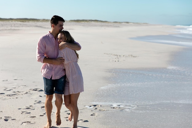 jeune couple, étreindre, plage