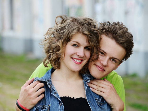 Jeune couple, étreindre