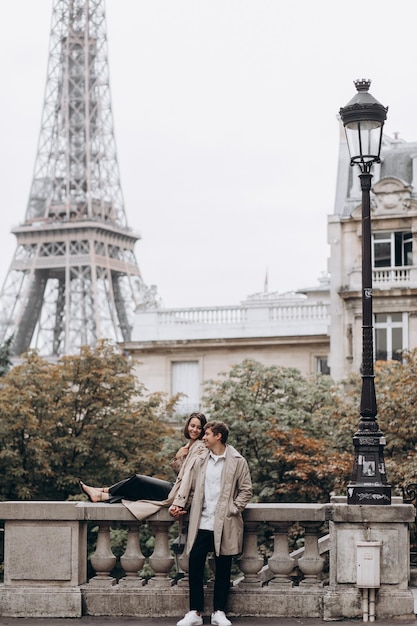 Jeune couple européen heureux souriant dans la rue du soleil à Paris France